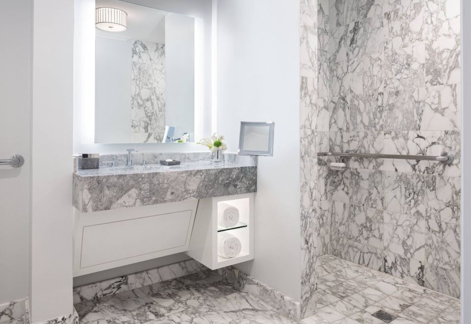 俱樂部客房， 2 張大床 （Mobility Accessible， Roll-in Shower）