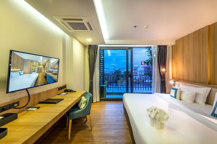 ห้องดีลักซ์ พร้อมวิวสระว่ายน้ำ