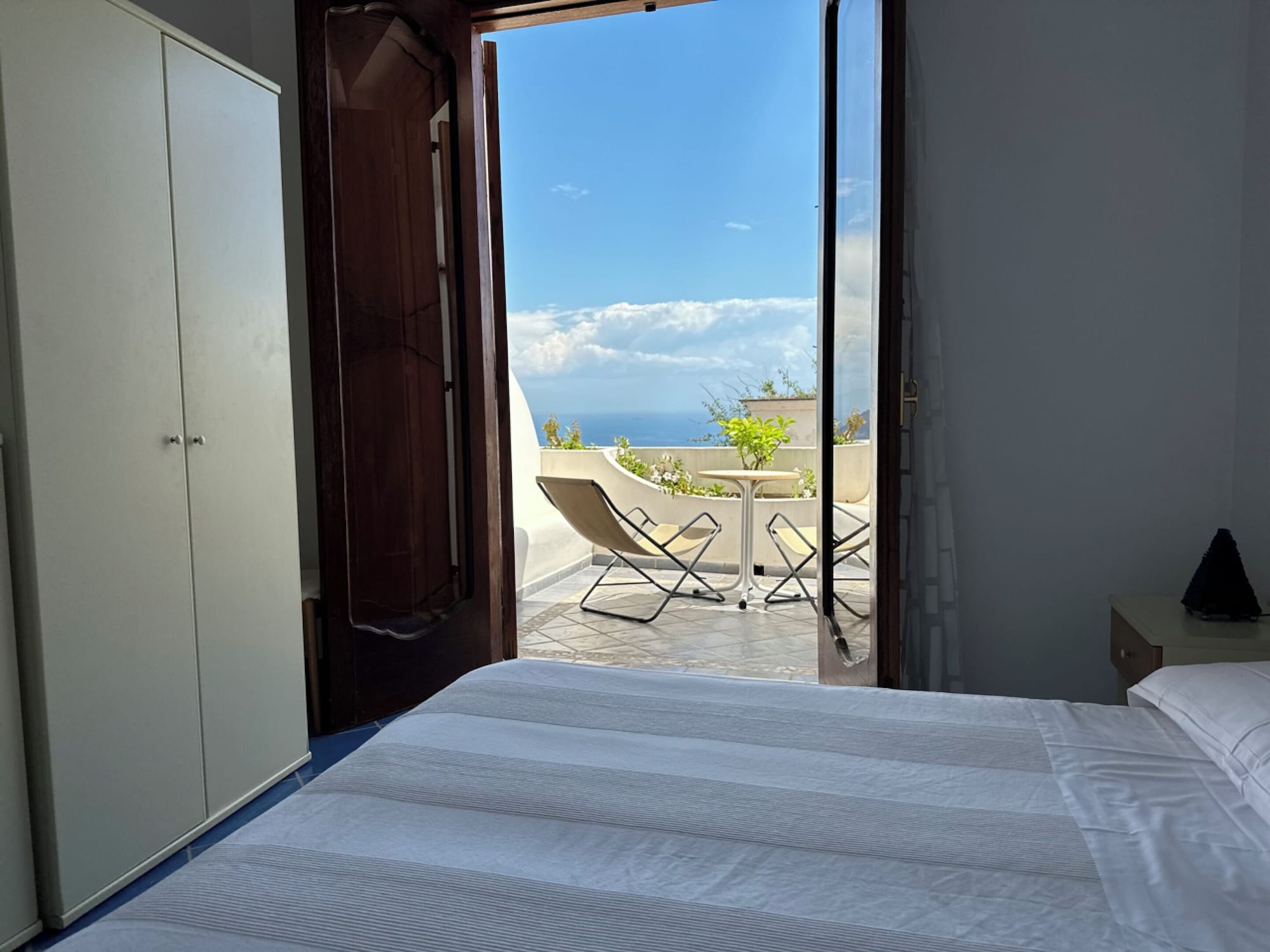 带阳台和海景的三人房