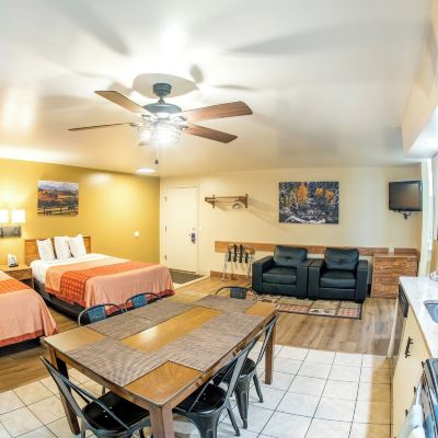 Kitchen Suite, 3 Queen Beds Glenwood Springs Cedar Lodge Promo Code