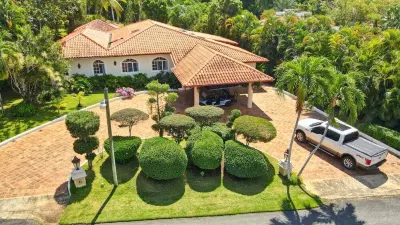 Luxury Villa w/ pool and jacuzzi! Hotels in 