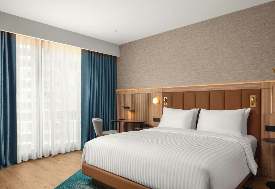 特大床套房带梳化床和城市景观