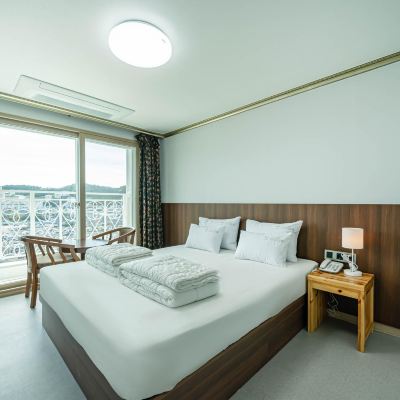 Deluxe Condo (Group Room, Ocean View, Netflix, Youtube Available (Own Account)) 통영하와이호텔 쿠폰