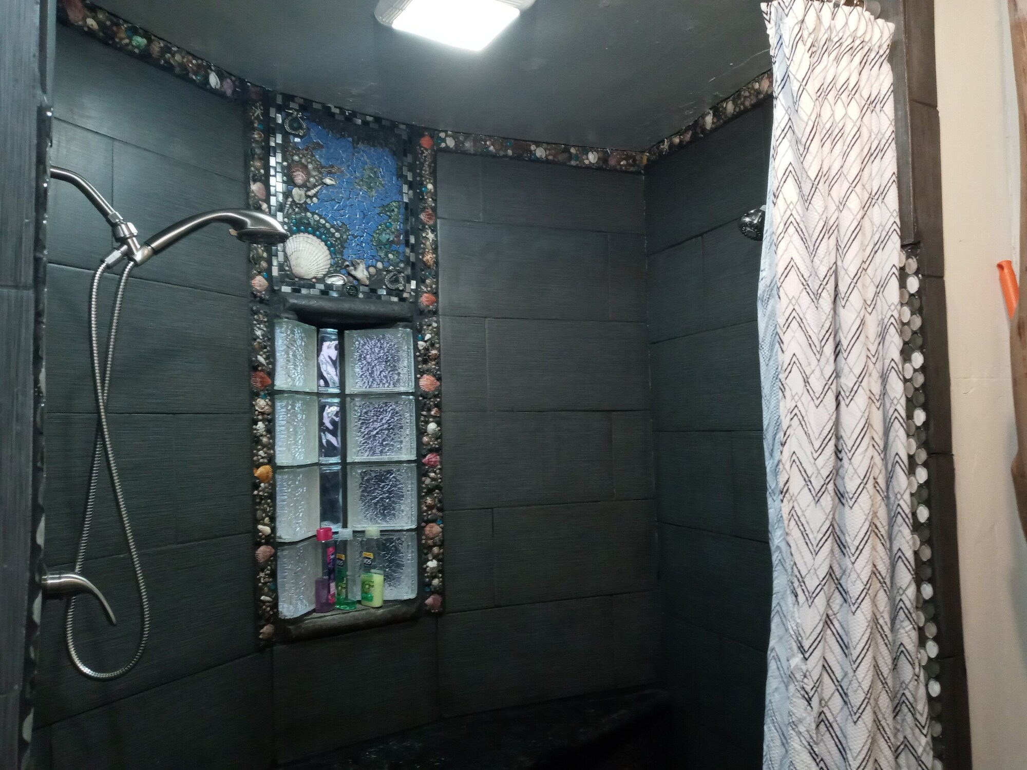 蜜月套房， 1 张特大床，冰箱和微波炉