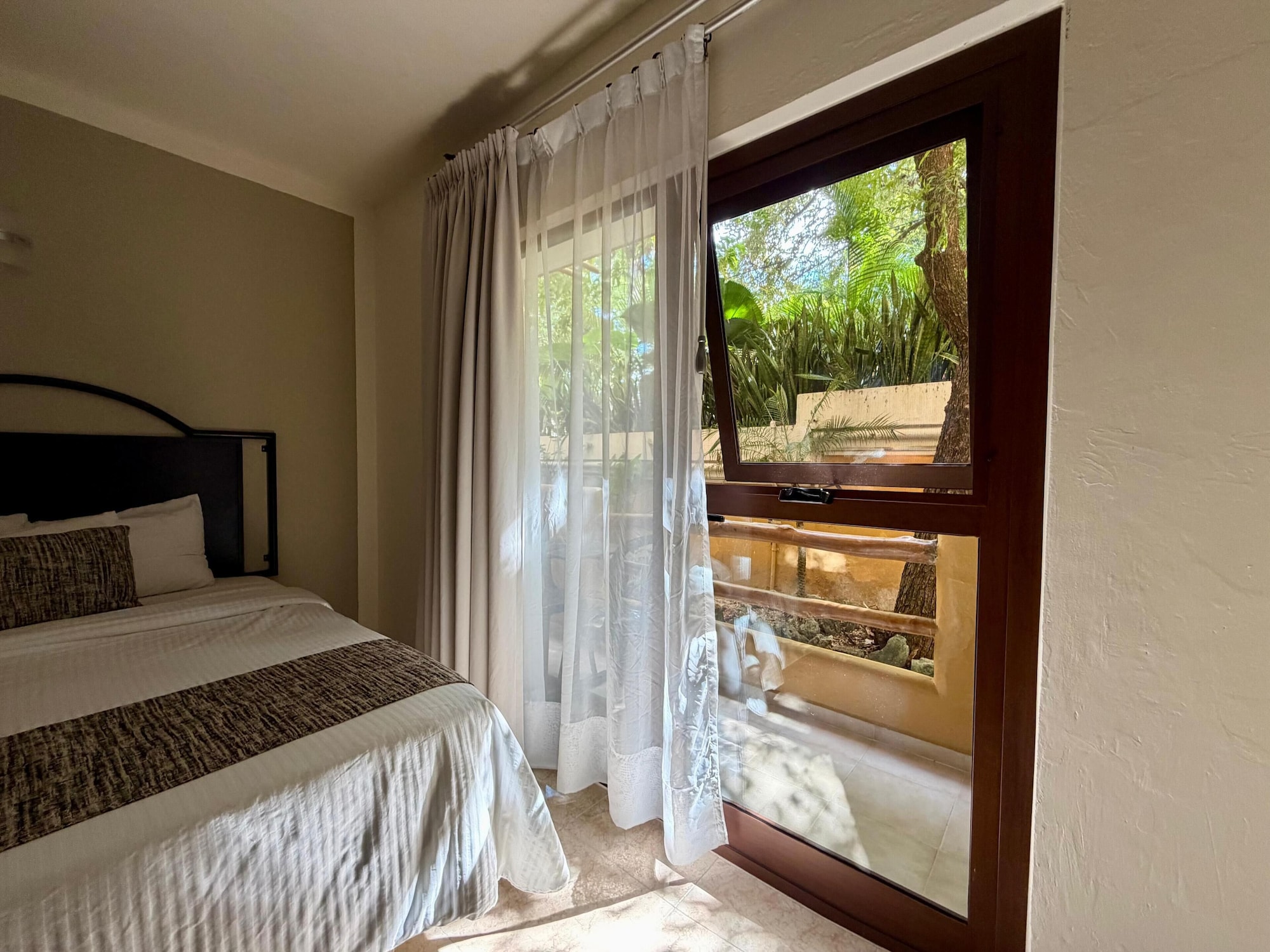 带阳台的标准特大床房