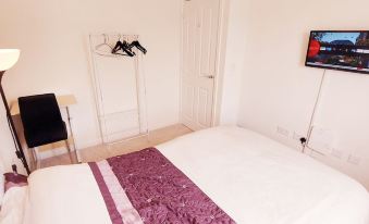 Room in Guest Room - Double Room, Full Kitchen, Smart TV, Shared Bathroom in 3-Bed Home