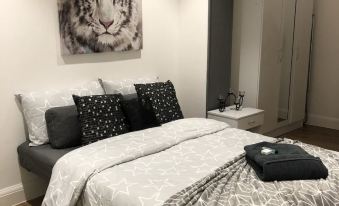 The Broadway Beach House with Hot Tub - Housity