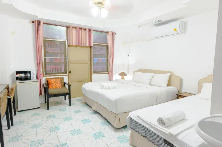 ห้องเตียงใหญ่ พร้อมระเบียง