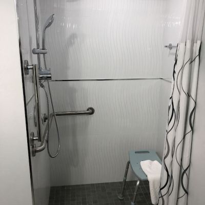 Standard Queen Room with Roll-in Shower-Disability Access