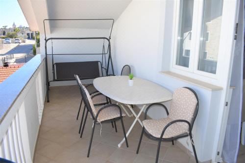 带露台的双卧室海景公寓