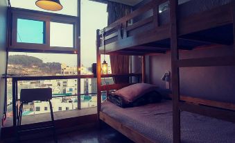 Life Guesthouse - Hostel