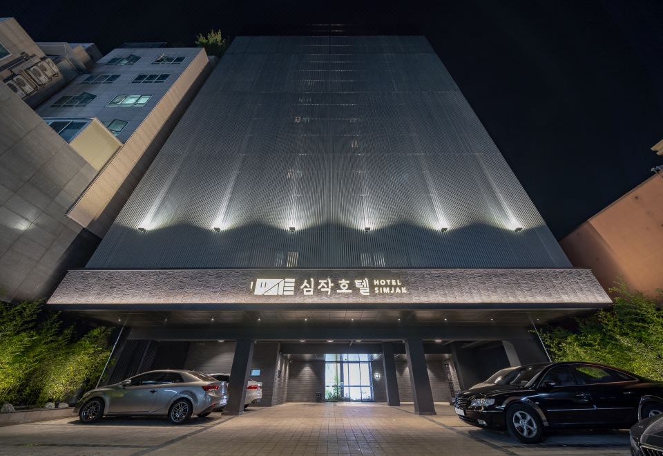 감각적인 디자인의 테마 침실 공간