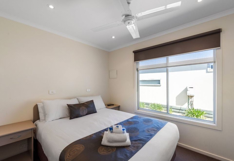 豪华湖畔三卧室小屋