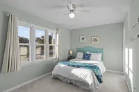Sleeps 5! 2 Br, 2.5BA Townhome-Walk to Beach & Dining – Your Escape Awaits!