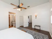 Charming 3-bedroom house with AC and WiFi in fabulous Luling Hotels in Luling