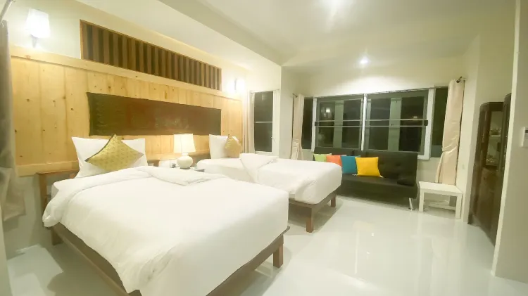 ห้องดีลักซ์สามคน หลายเตียง วิวสวน
