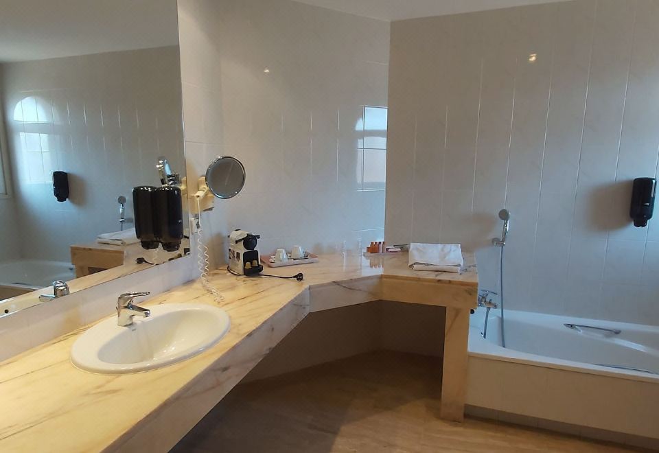 带泳池景观的舒适双床房（无电梯）