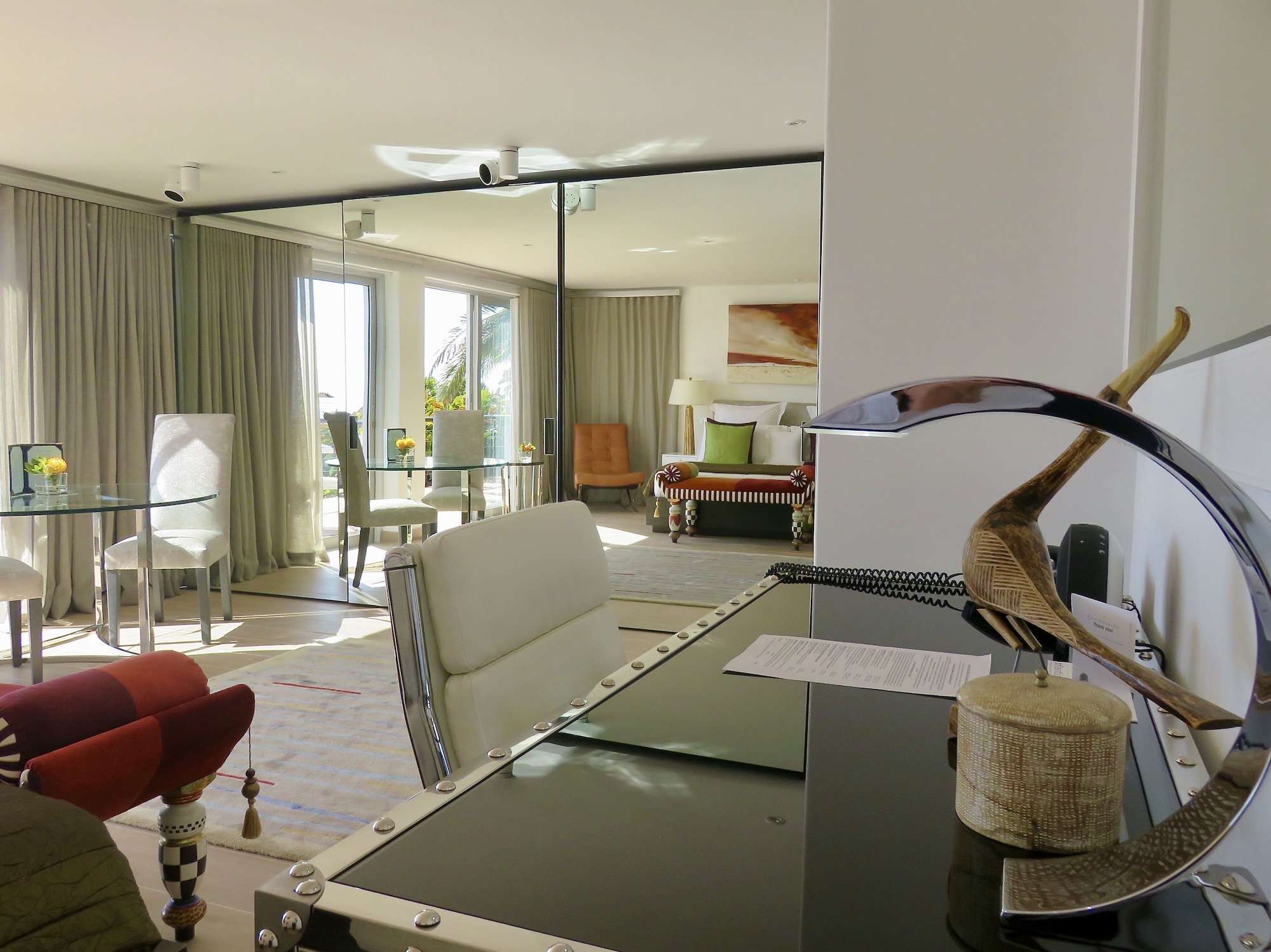 顶层套房 6号，一特大床，海景全景