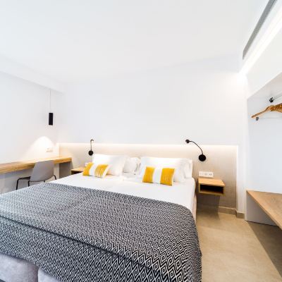 Select One-Bedroom Apartment (2 Adults + 2 Children) Inturotel Esmeralda Park Promo Code