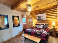 Three level cabin with Hot Tub Hôtels à : Comte de Kane