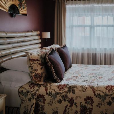 Oriental Poppy / Hot Tub / Fireplace Old Town GuestHouse B&B Promo Code