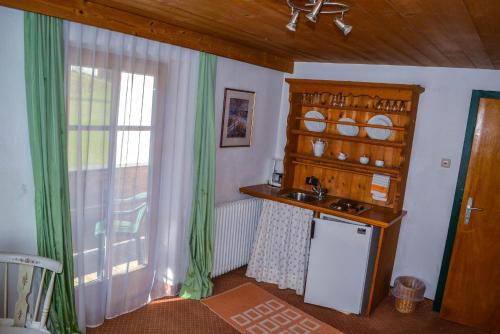 带阳台的小型套房