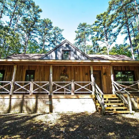 Crazy Horse is a Charming Hochatown Cabin with All the Amenities. Отели в г. Брокен Боу