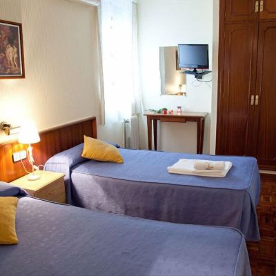 Basic Twin Room Hostal San Isidro Promo Code