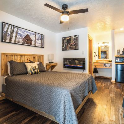 Standard Queen Room-Non-Smoking Alpine Lodge and RV Promo Code