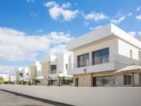 LIV & CO SUITES & VILLAS Hotele w: Oroklini