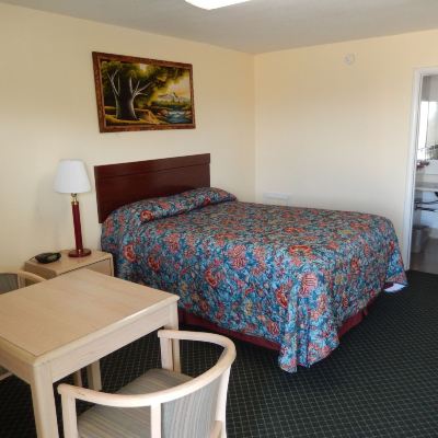 Queen Room - Non-Smoking Townsman Motel Promo Code