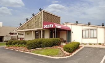 Travelodge by Wyndham Monroe - Housity
