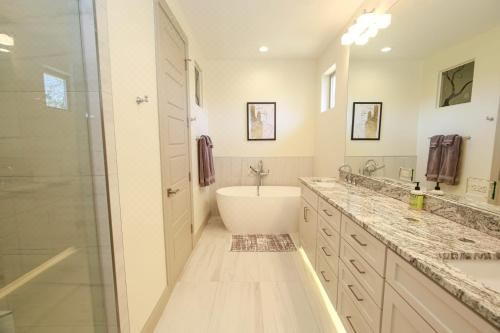 Contemporary, Luxury Retreat on Lake LBJ with Heated Pool Apartment