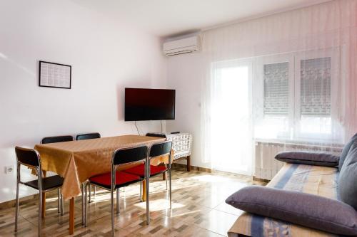 带阳台和海景的两卧室公寓