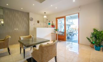 Hotel Emilia - Housity