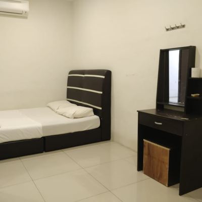 Bilik Deluxe Bertiga Kupon OYO 89792 Hamriz Hotel