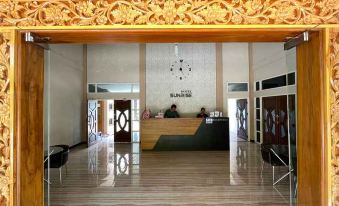 Sunrise Hotel Larantuka - Housity