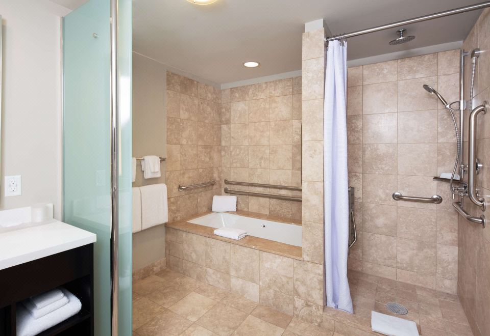 带浴缸的特大床房-行动/听力无障碍