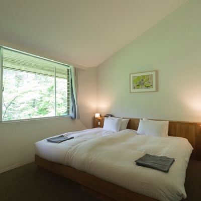 【憧れの薪ストーブ完備】デラックスダブル│49平米・1ベッド・定員3名│冷蔵庫内ドリンクフリー 箱根リトリート フォーレ クーポン