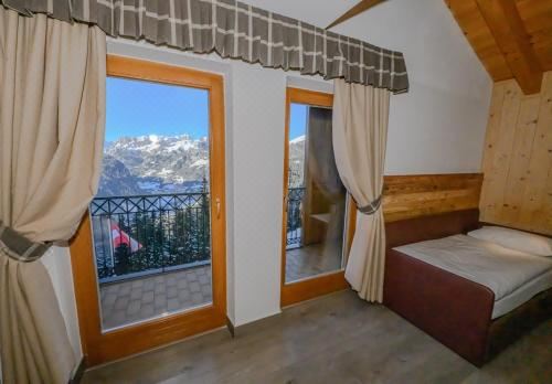 带阳台的三人房