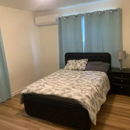 Beautiful, quiet and secured two bedroom house Отели в г. Эверетт