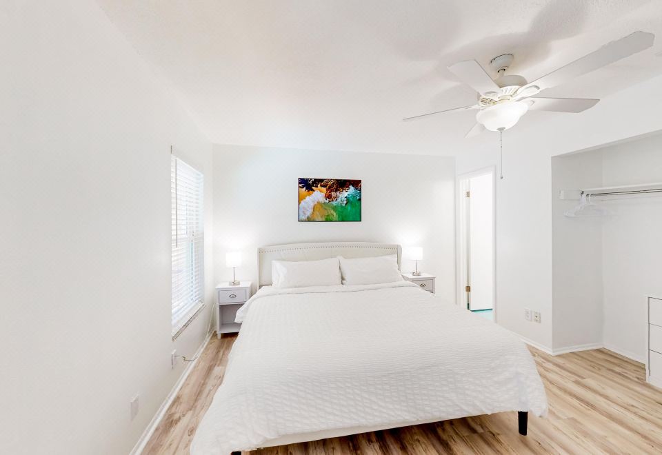 带泳池、露台、庭院和壁炉的海岸家庭