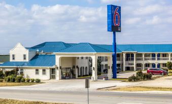 Motel 6 Seguin, TX