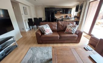 Beautiful 1Bed Apartment with a Back Garden