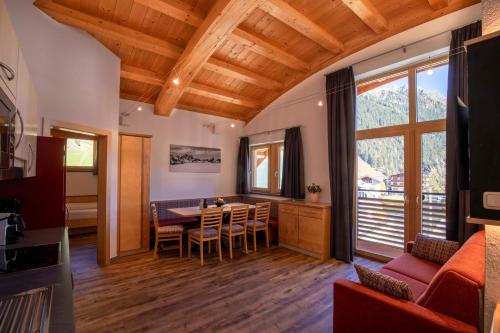 带阳台的标准三卧室公寓