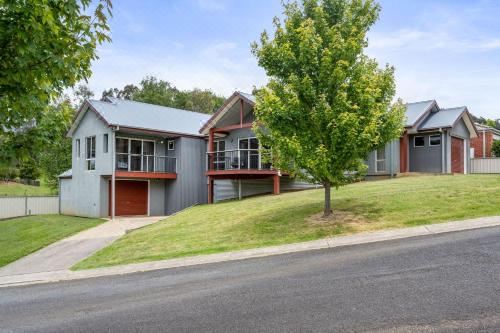 3 Peaks Rise Bright Four-Bedroom House