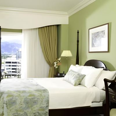 Deluxe Double Room The Courtleigh Hotel and Suites Promo Code