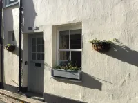 HOWTON COTTAGE - village cottage on coast path next to beaches Hotels in Maker-with-Rame