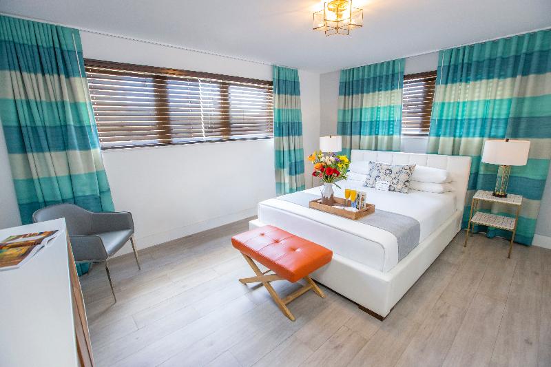 Waterside Hotel and Suites一卧室大床套房