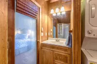 Mirror Lake Red Door Guest House-On Mirror Lake and 1.2 Miles from Main Street!